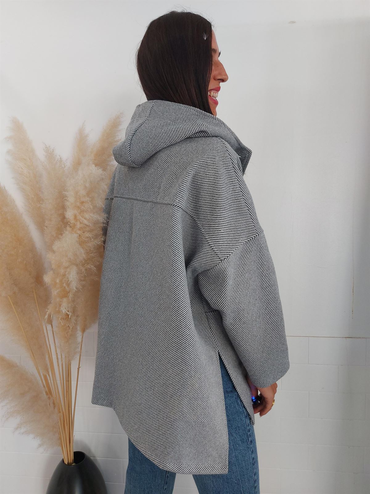 ABRIGO CAPUCHA GRIS - Imagen 2