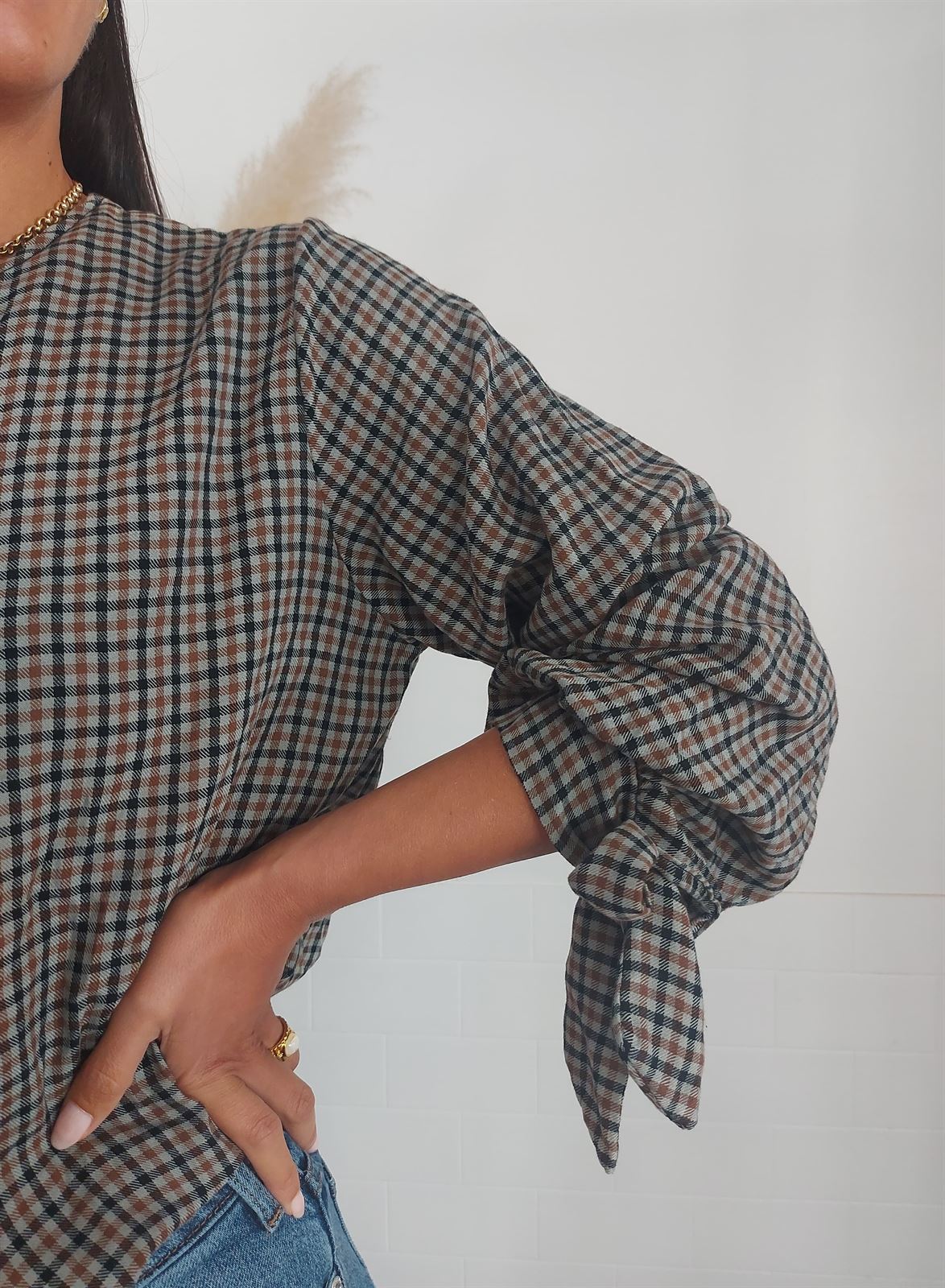 BLUSA CUADROS LAZO PUÑO GRIS - Imagen 2