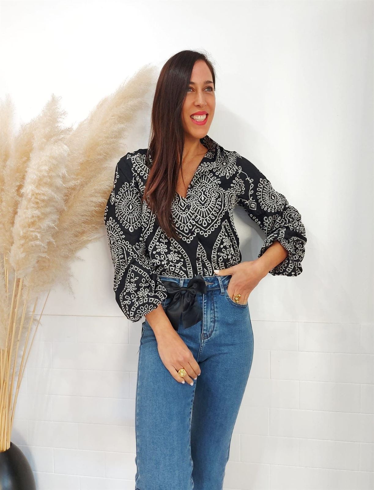 CAMISA BORDADA NEGRA - Imagen 1