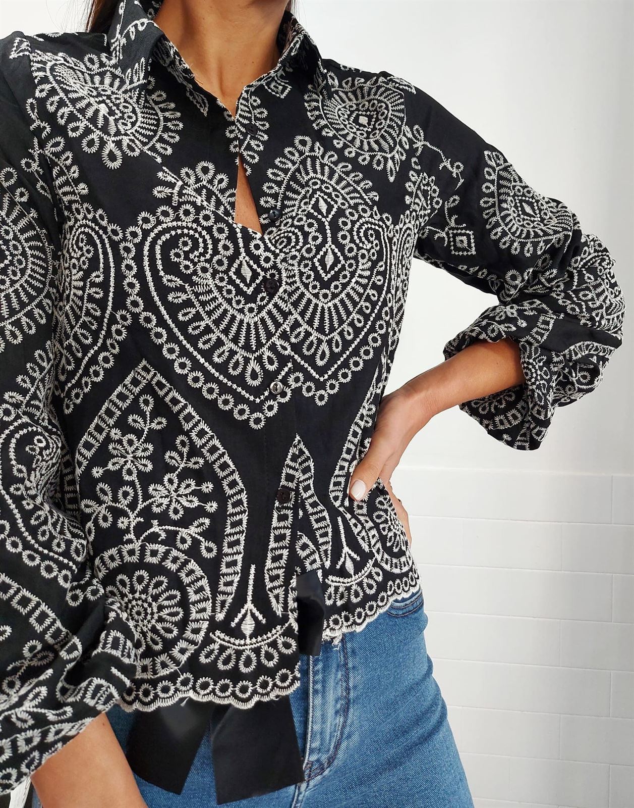 CAMISA BORDADA NEGRA - Imagen 2