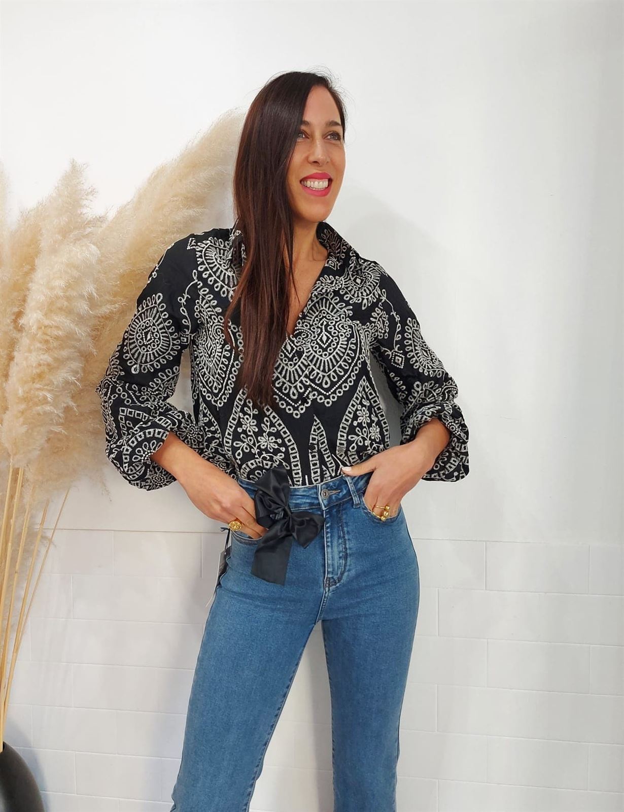 CAMISA BORDADA NEGRA - Imagen 3