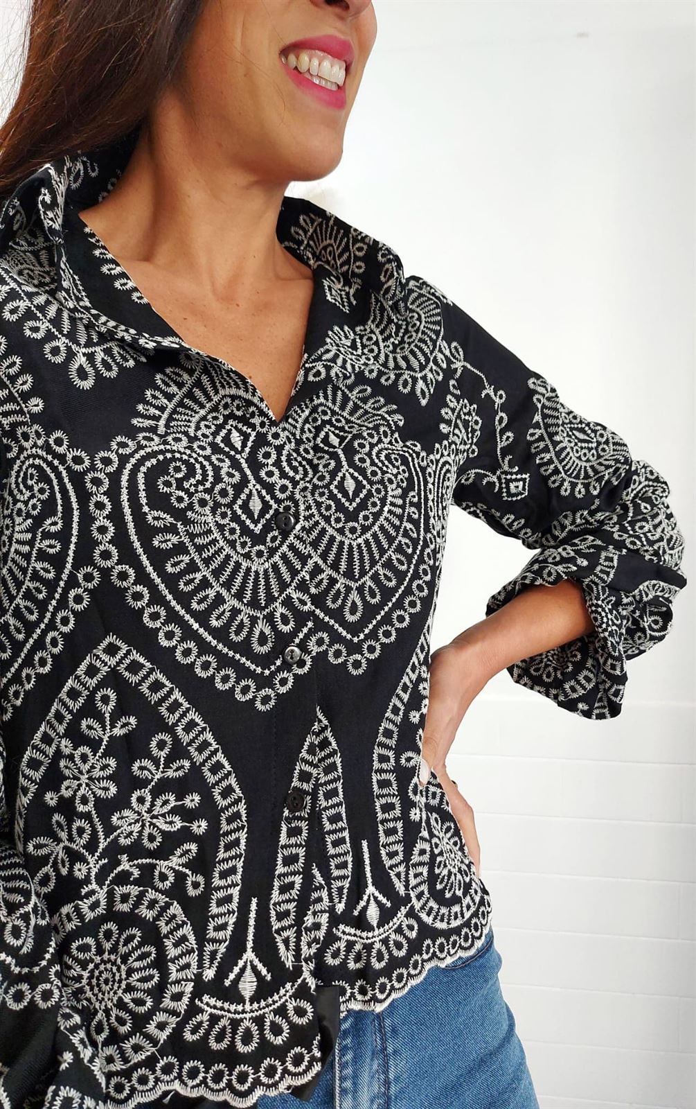CAMISA BORDADA NEGRA - Imagen 4