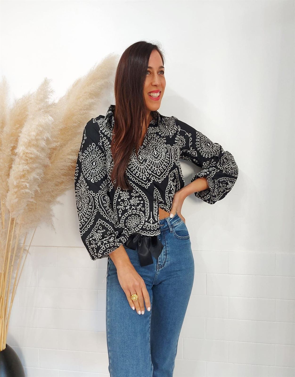 CAMISA BORDADA NEGRA - Imagen 5