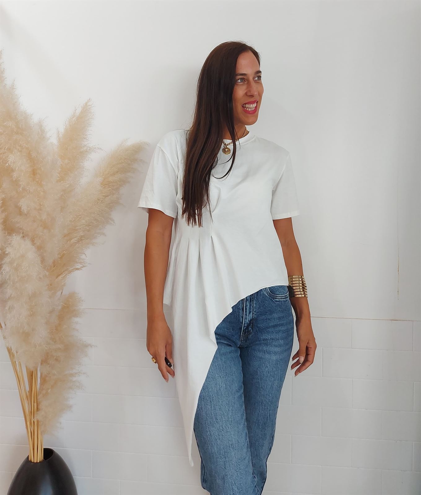 CAMISETA DESIGUAL FRUNCIDO BLANCA - Imagen 1