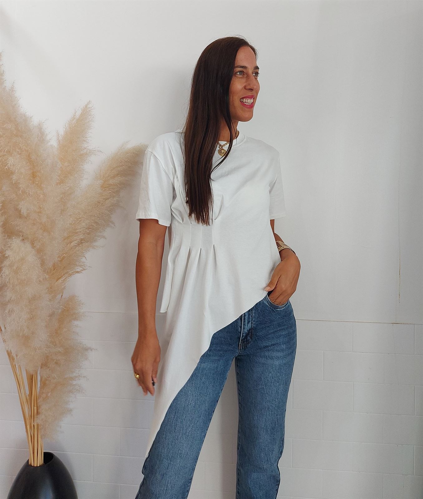 CAMISETA DESIGUAL FRUNCIDO BLANCA - Imagen 3