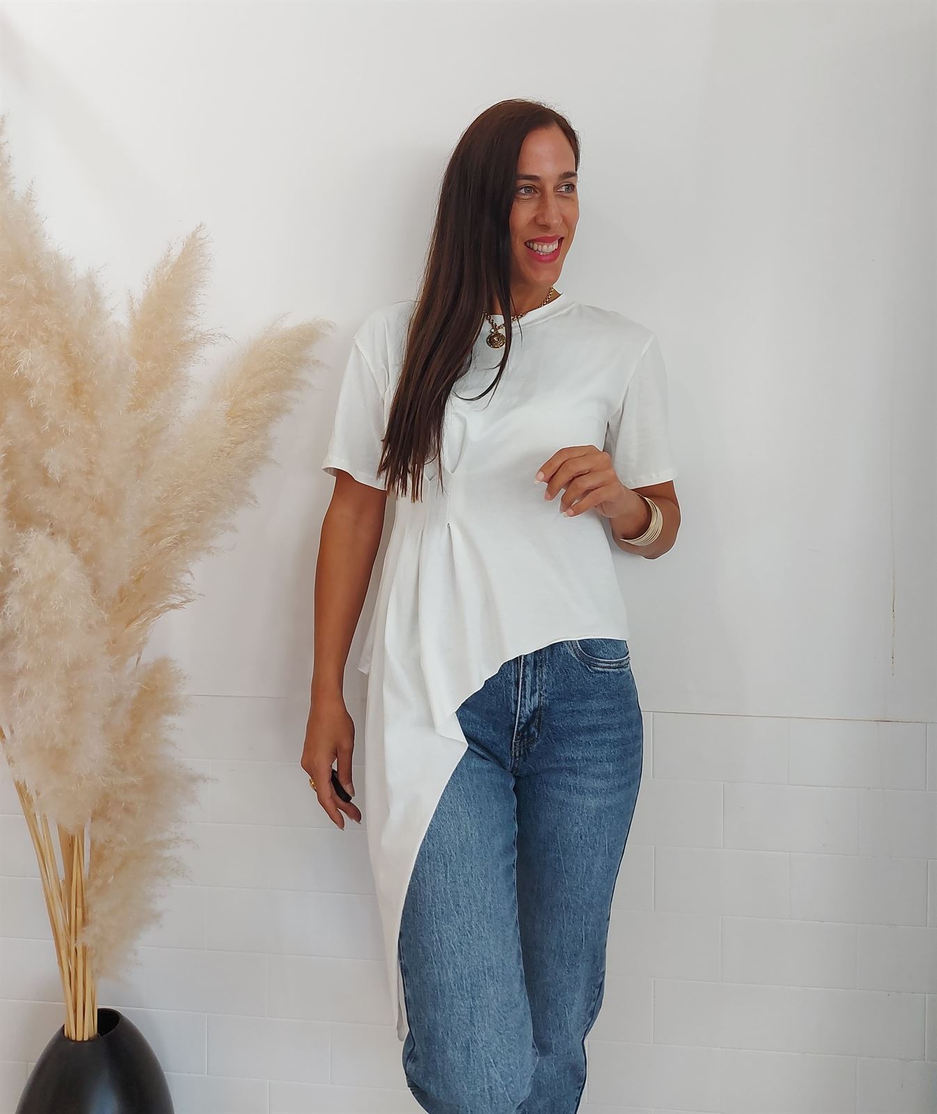 CAMISETA DESIGUAL FRUNCIDO BLANCA - Imagen 5