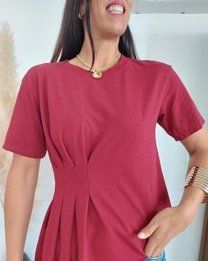 CAMISETA DESIGUAL FRUNCIDO BURDEOS - Imagen 2
