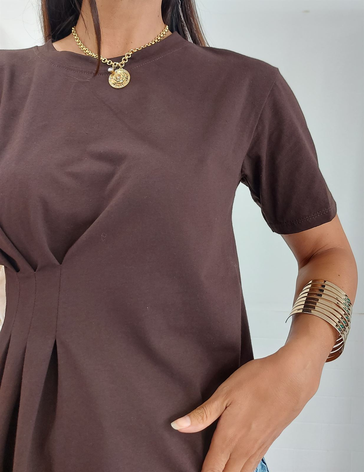 CAMISETA DESIGUAL FRUNCIDO CHOCOLATE - Imagen 2