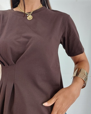 CAMISETA DESIGUAL FRUNCIDO CHOCOLATE - Imagen 2