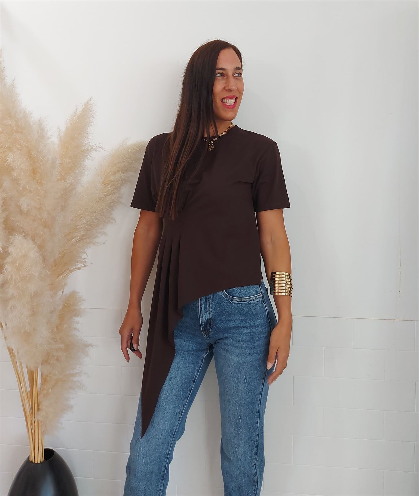 CAMISETA DESIGUAL FRUNCIDO CHOCOLATE - Imagen 5