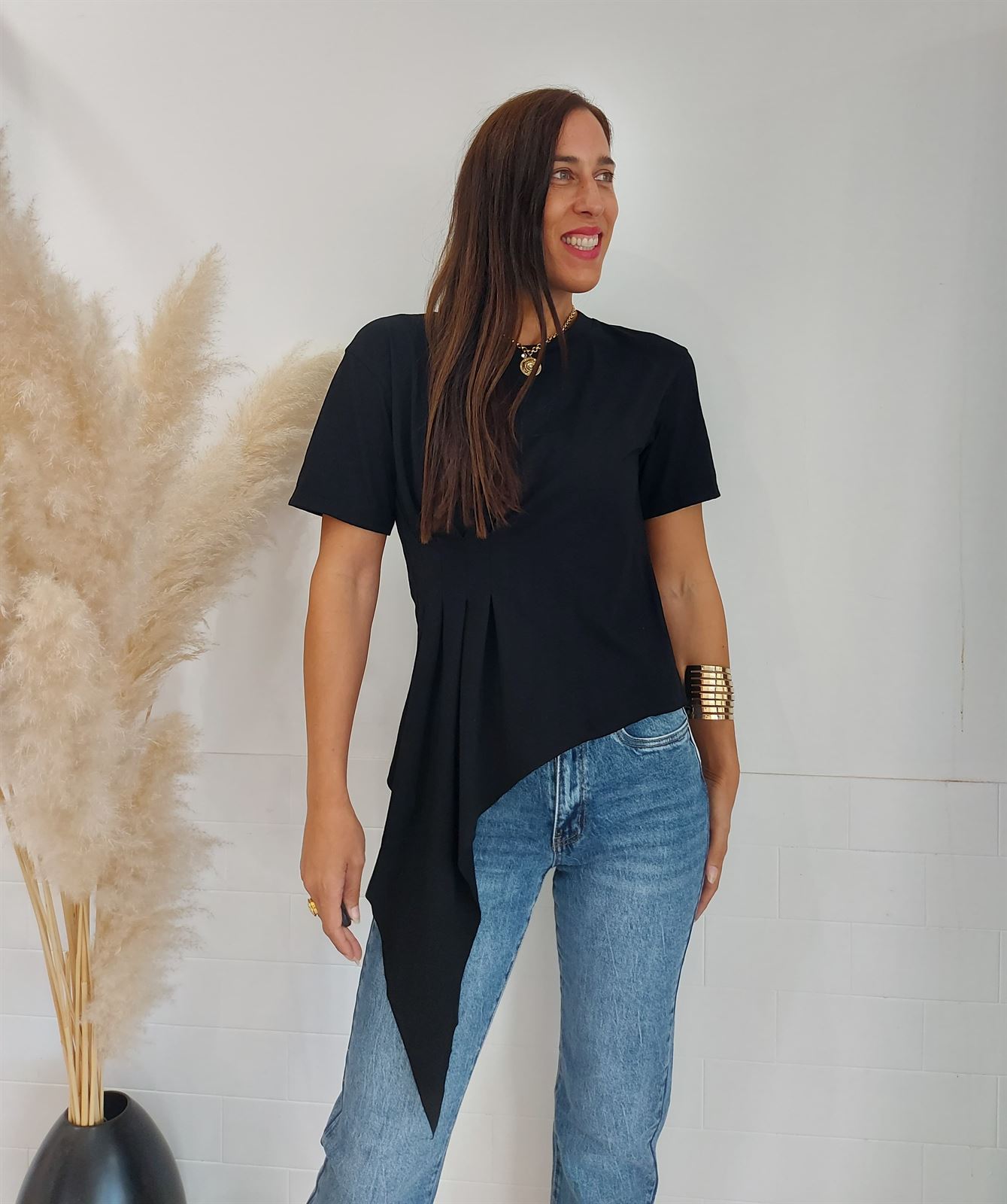 CAMISETA DESIGUAL FRUNCIDO NEGRA - Imagen 5