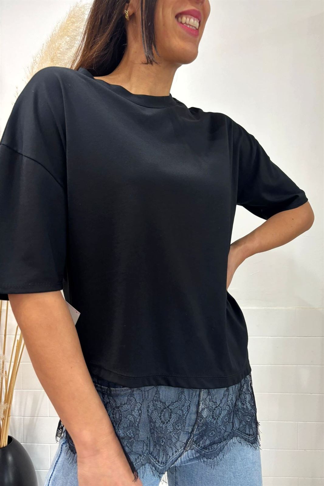CAMISETA ENCAJE NEGRA - Imagen 2