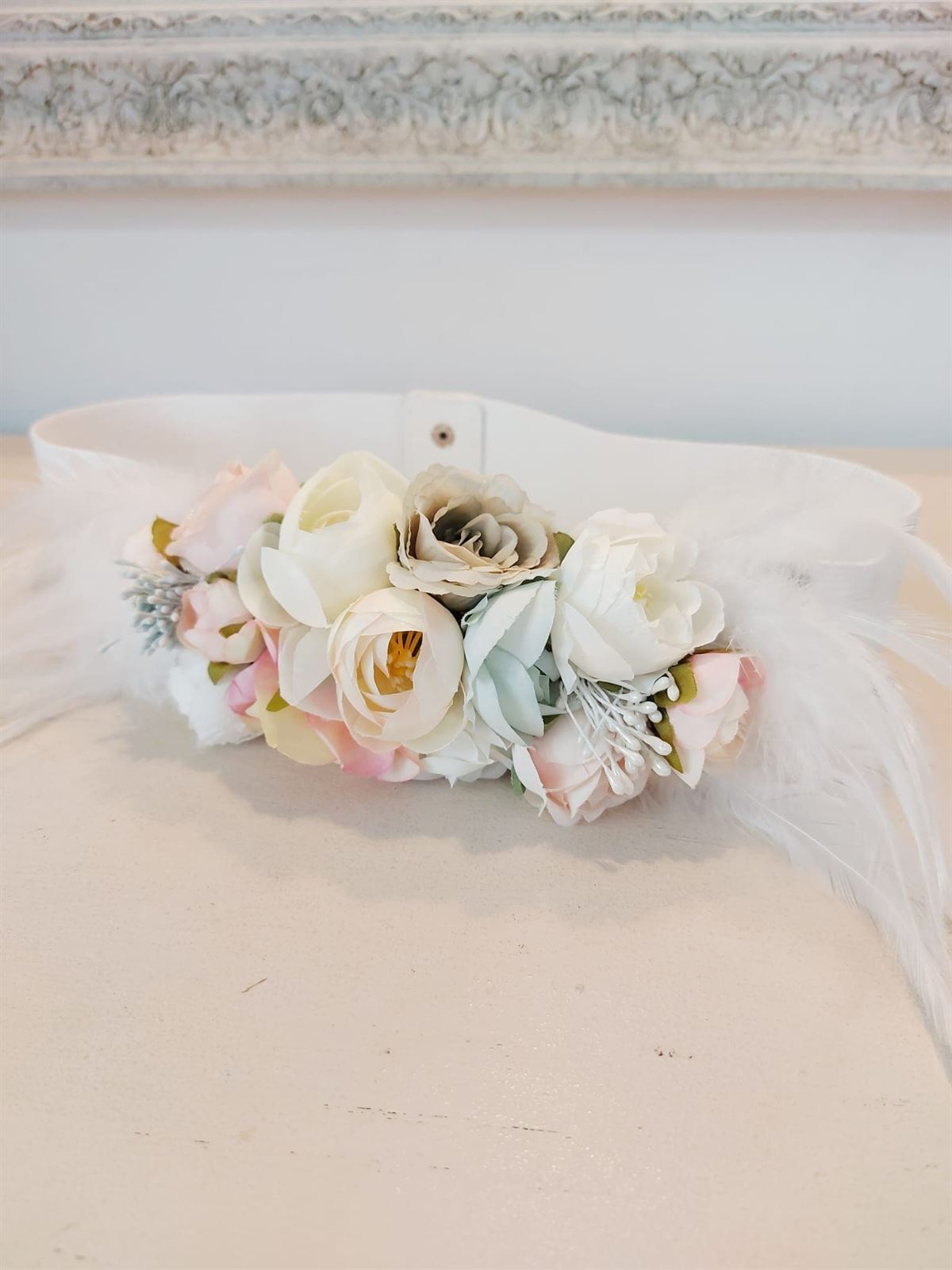 CINTURON FLORES PLUMAS BLANCO - Imagen 2