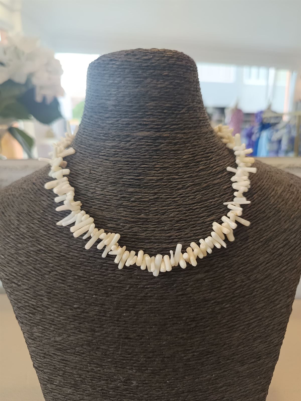 COLLAR CUENTAS BEIGE - Imagen 1