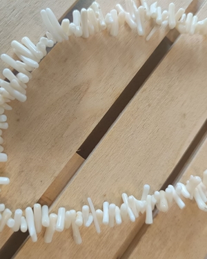 COLLAR CUENTAS BEIGE - Imagen 2