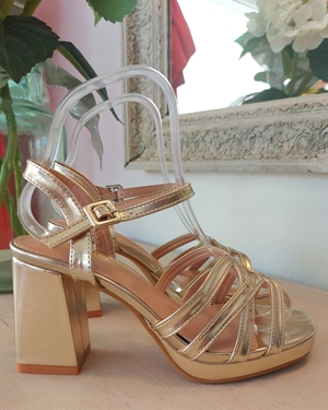 SANDALIA CRUZADA DORADA - Imagen 1
