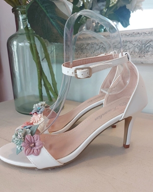 SANDALIA FIESTA BLANCA FLOR - Imagen 1