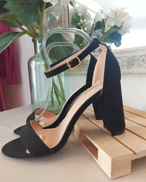 SANDALIA LISA NEGRA - Imagen 1