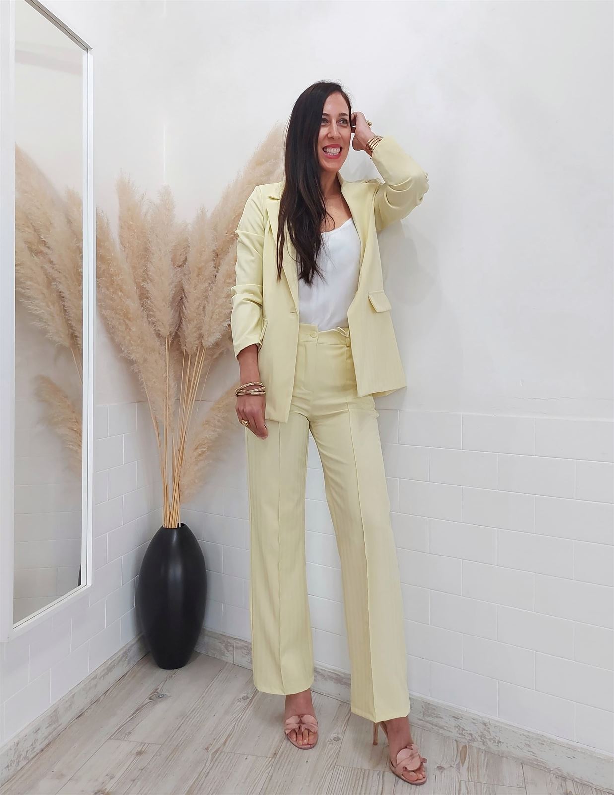 TRAJE MERIDA AMARILLO - Imagen 1