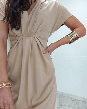 VESTIDO PICO LISO CAMEL - Imagen 2